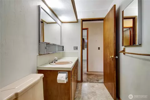 Bath - 7903 Grant Dr, Everett, WA 98203 photo 2 of 2