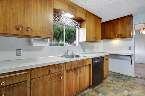 Kitchen - 7903 Grant Dr, Everett, WA 98203 photo 3 of 3