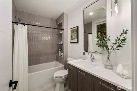 Bath - 2410 Everett Ave E, Seattle, WA 98102 photo 7 of 8
