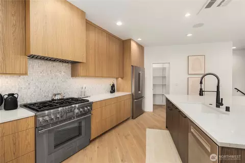 Kitchen - 2410 Everett Ave E, Seattle, WA 98102 photo 4 of 6