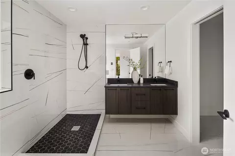 Bath - 2410 Everett Ave E, Seattle, WA 98102 photo 2 of 8