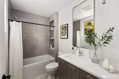 Bath - 2410 Everett Ave E, Seattle, WA 98102 photo 1 of 8