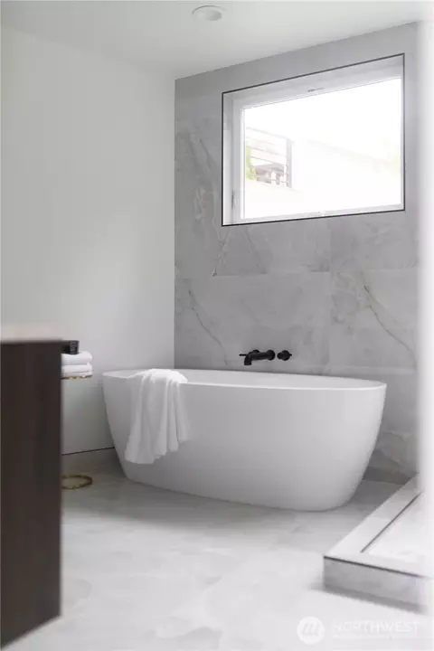 Bath - 2410 Everett Ave E, Seattle, WA 98102 photo 5 of 8