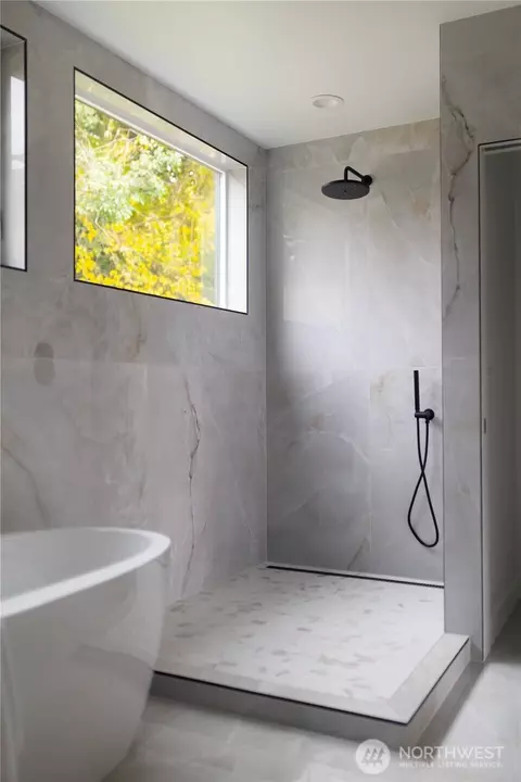 Bath - 2410 Everett Ave E, Seattle, WA 98102 photo 6 of 8