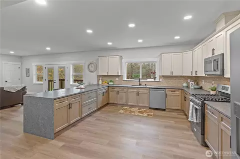 Kitchen - 907 Orting Kapowsin Hwy E, Orting, WA 98360 photo 2 of 4