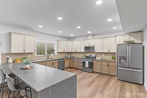 Kitchen - 907 Orting Kapowsin Hwy E, Orting, WA 98360 photo 4 of 4