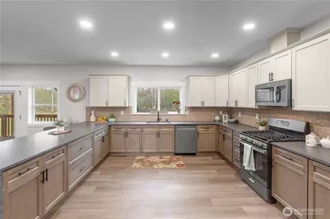 Kitchen - 907 Orting Kapowsin Hwy E, Orting, WA 98360 photo 1 of 4