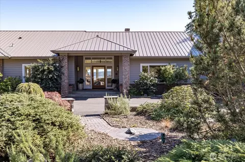 1365 Arnold Rd, Oak Harbor, WA 98277