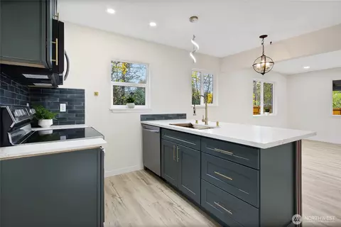 Kitchen - 99 Sumner Ave, Sumner, WA 98390 photo 4 of 5