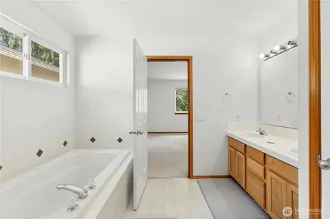 Bath - 9 166th Pl SE, Bothell, WA 98012 photo 2 of 4