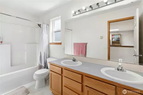 Bath - 9 166th Pl SE, Bothell, WA 98012 photo 3 of 4