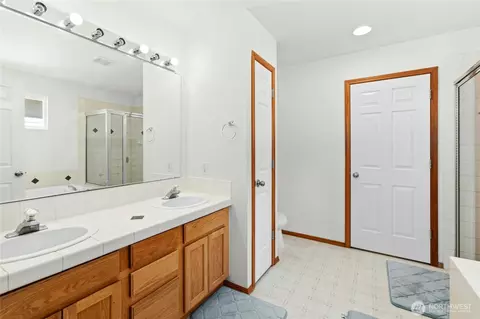 Bath - 9 166th Pl SE, Bothell, WA 98012 photo 4 of 4