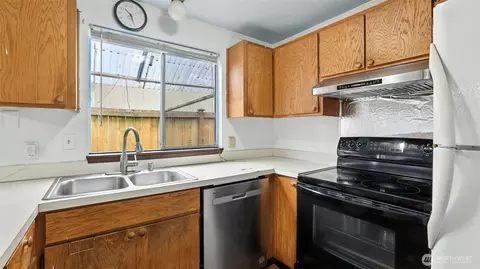 Kitchen - 9130 11th Pl W, Everett, WA 98204 photo 2 of 2