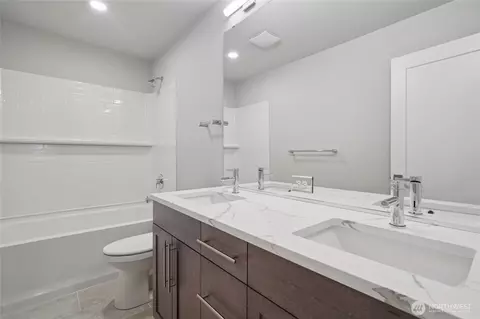 Bath - 3822 194th Ln SE, Bothell, WA 98012 photo 2 of 5