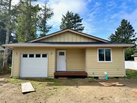 957 Cascade Ave SW, Ocean Shores, WA 98569