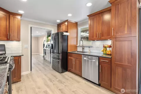 Kitchen - 10433 23rd Dr SE, Everett, WA 98208 photo 4 of 4