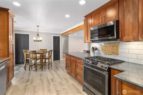 Kitchen - 10433 23rd Dr SE, Everett, WA 98208 photo 3 of 4