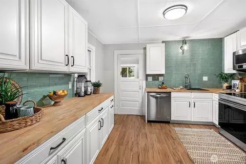 Kitchen - 2410 Pine St, Everett, WA 98201 photo 2 of 3