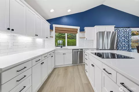 Kitchen - 1533 SW 7th Cir, Camas, WA 98607 photo 2 of 3