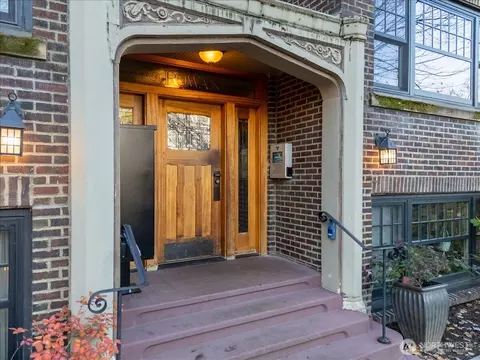 525 16th Ave E #403, Seattle, WA 98112
