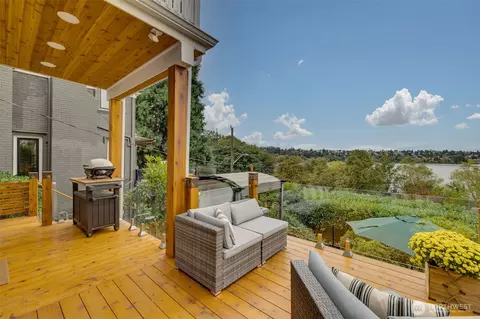 5822 E Green Lake Way N, Seattle, WA 98103