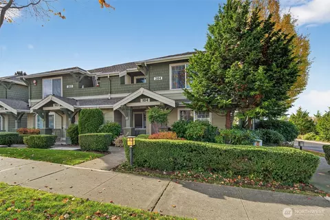 1981 24th Ave NE #204, Issaquah, WA 98029