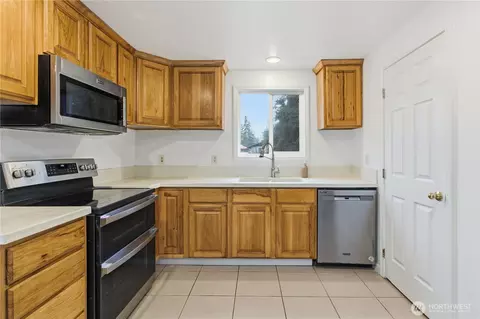 Kitchen - 19317 5th Ave E, Spanaway, WA 98387 photo 2 of 4