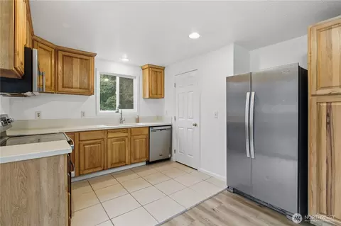 Kitchen - 19317 5th Ave E, Spanaway, WA 98387 photo 3 of 4