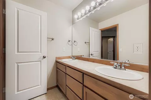 Bath - 16305 37th Dr SE, Bothell, WA 98012 photo 4 of 5