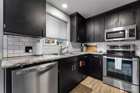 Kitchen - 2942 Sun Mountain Dr, Enumclaw, WA 98022 photo 2 of 3