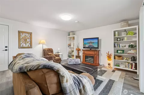 Living - 46914 286th Ave SE, Enumclaw, WA 98022 photo 2 of 4