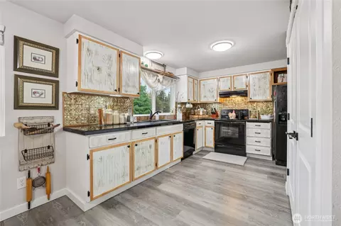 Kitchen - 46914 286th Ave SE, Enumclaw, WA 98022 photo 1 of 5
