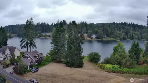 40 E Lakeshore Dr, Allyn, WA 98524