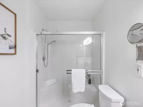 Bath - 3129 200th Pl SE, Bothell, WA 98012 photo 2 of 4