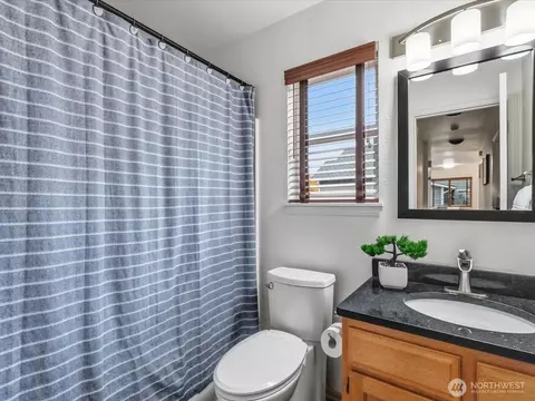 Bath - 3129 200th Pl SE, Bothell, WA 98012 photo 3 of 4