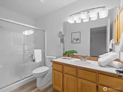 Bath - 3129 200th Pl SE, Bothell, WA 98012 photo 1 of 4