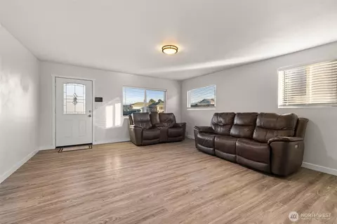 Living - 503 Coe Ln SW, Orting, WA 98360 photo 3 of 4