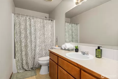 Bath - 1503 Riddell Ave NE, Orting, WA 98360 photo 5 of 6
