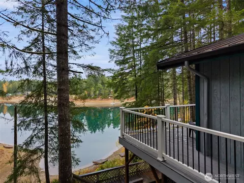 241 NE Lakeshore Dr S, Tahuya, WA 98588