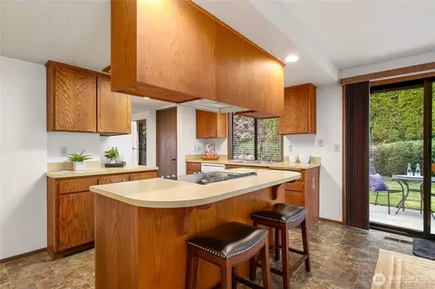 Kitchen - 401 169th St SE, Bothell, WA 98012 photo 4 of 5