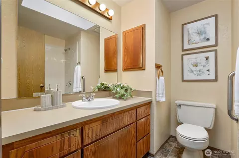 Bath - 401 169th St SE, Bothell, WA 98012 photo 2 of 2