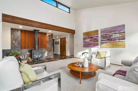 Living - 401 169th St SE, Bothell, WA 98012 photo 2 of 3