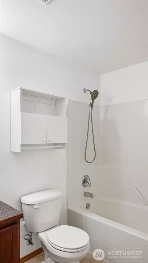 Bath - 940 S Capstone Ave, Othello, WA 99344 photo 2 of 3