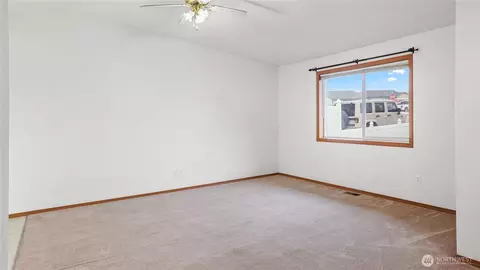 Living - 940 S Capstone Ave, Othello, WA 99344 photo 1 of 2
