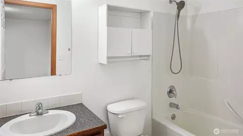 Bath - 940 S Capstone Ave, Othello, WA 99344 photo 1 of 3