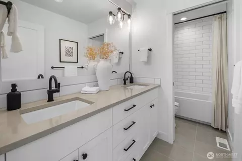 Bath - 210 35th Ave E, Seattle, WA 98112 photo 6 of 6