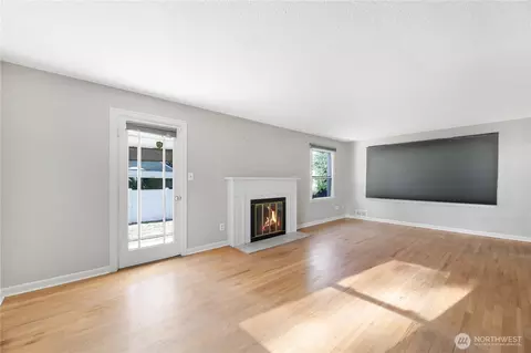 Living - 702 47th St SE, Everett, WA 98203 photo 2 of 2