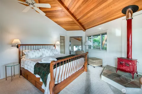 Bedroom - 573 Harborview Ln, Orcas Island, WA 98243 photo 2 of 4