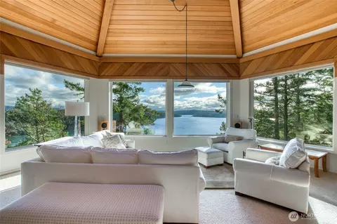 573 Harborview Ln, Eastsound, WA 98245