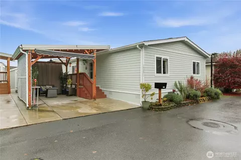 15271 Oak Dr, Renton, WA 98058